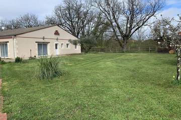 Location de vacances pour 7 personnes, avec jardin à Taïx