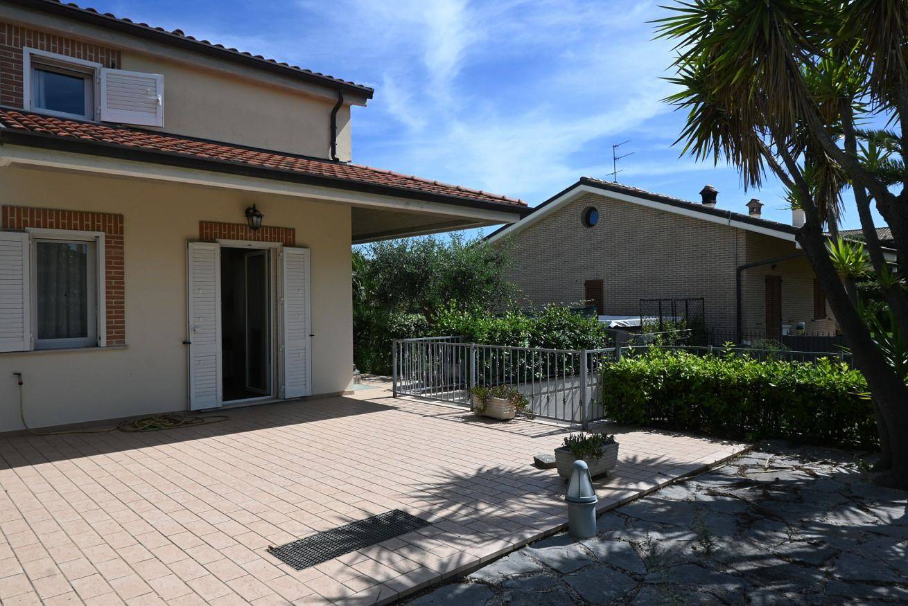 Appartamento intero, P099- Porto Recanati, elegante porzione di villa con giardino in Loreto, Provincia di Ancona