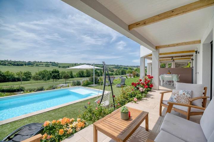Gîte pour 4 personnes, avec jardin ainsi que vue et piscine à Aureville