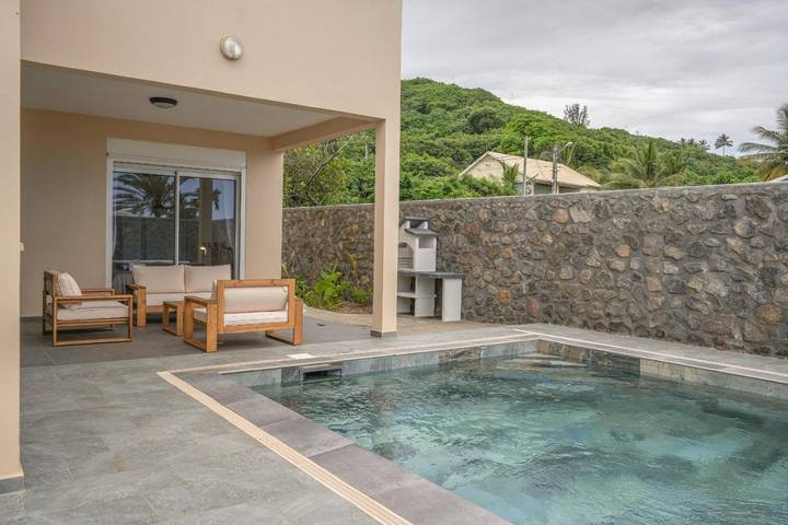 Location de vacances pour 8 personnes, avec jardin ainsi que terrasse et piscine dans Grands-Bois