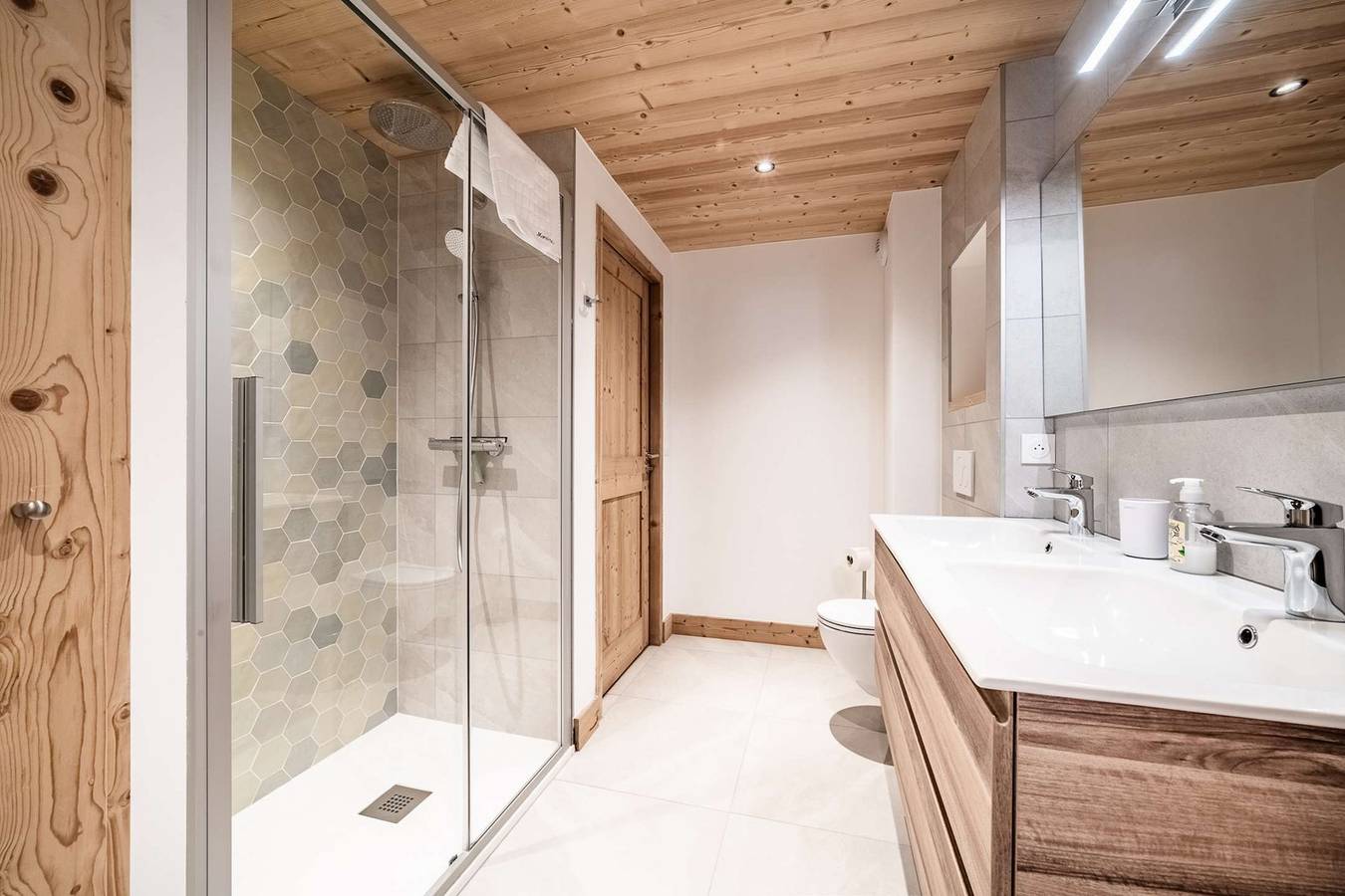 Appartement de vacances entier, Chalet Pascal B101: 3 chambres neuf pour 6 personnes in Morzine, Les Portes du Soleil