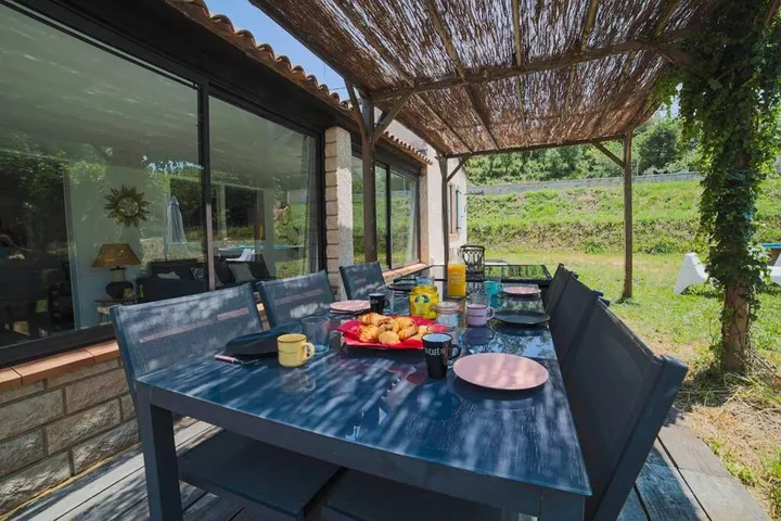 Casa de vacaciones para 6 personas, con vistas además de jardín y piscina - 1