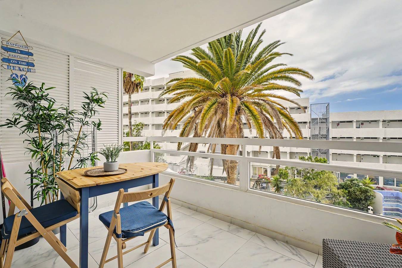 Entire apartment, Vacation Apartment 'Suit Atlántica' with Sea View, Shared Pool and Wi-Fi in San Eugenio Alto, Adeje