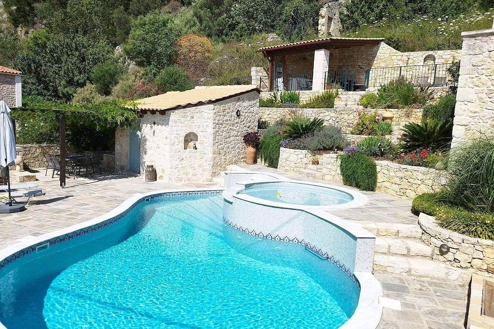 Ganze Wohnung, Große private Wohnung in einem traditionellen griechischen Dorf mit herrlichem Blick. in Paidochori, Chania und Umgebung