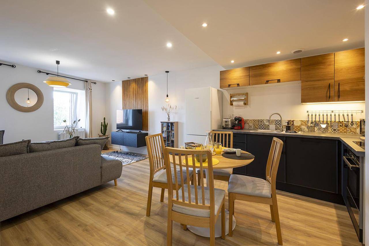 Appartement entier, L'Ambre - 1 à 4P - Wifi Fibre - Parking Gratuit in Pont-d'Ain, Ain