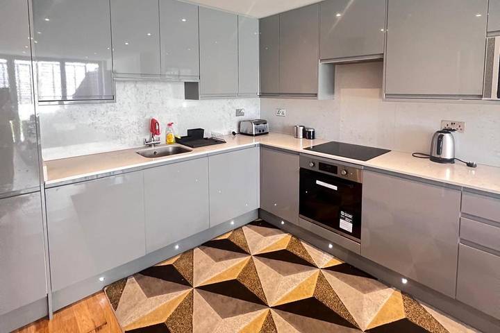 Entire holiday apartment, London Luxury Self-Catering Apt with Sleep 6 in London, South East England