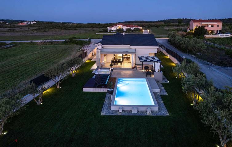 Gemütliche 150 m² große Ferienwohnung mit Meerblick, Pool und Terrasse, 2,5 km vom Strand entfernt in Ljubač (Dalmatien), Zadar