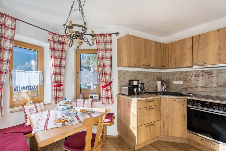Apartamento entero, Apartamento Granat cerca del telesilla con vistas a la montaña, Wi-Fi y balcón in Mittenwald, Alpes Bávaros