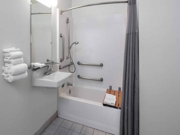 Apartamento entero, 1 cama tamaño queen | Bañera/adaptada para personas con discapacidad in Anaheim, Condado de Orange