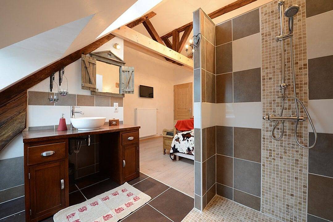 La Maison Rouge Chambres d'hôtes - Chambre Là-haut sur la Montagne in Ladoix-Serrigny, Région de Beaune