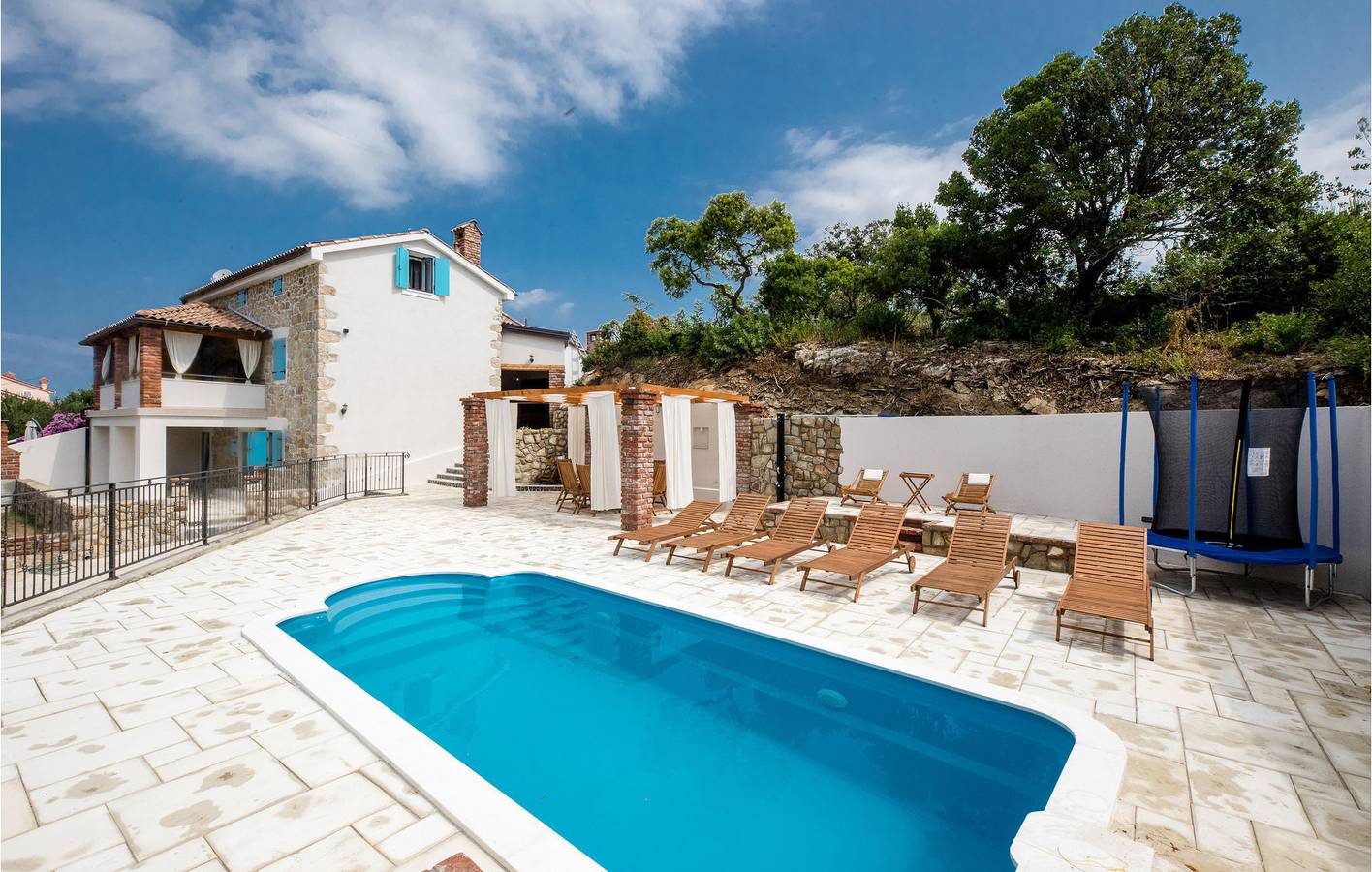 Charmante 230 m² große Ferienwohnung mit Pool, in der Nähe des FKK-Strandes von Kandarola in Palit, Rab