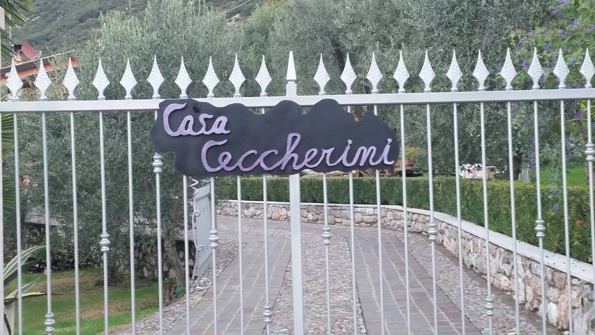 Appartamento intero, Pet-Friendly Appartamento Rosa con vista sul lago, piscina, Wi-Fi e giardino in Malcesine, Prealpi Gardesane