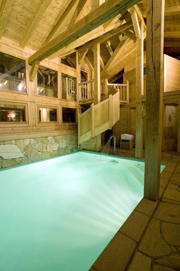 Hôtel pour 2 personnes, avec Jacuzzi et Terrasse ainsi que Piscine et Sauna
