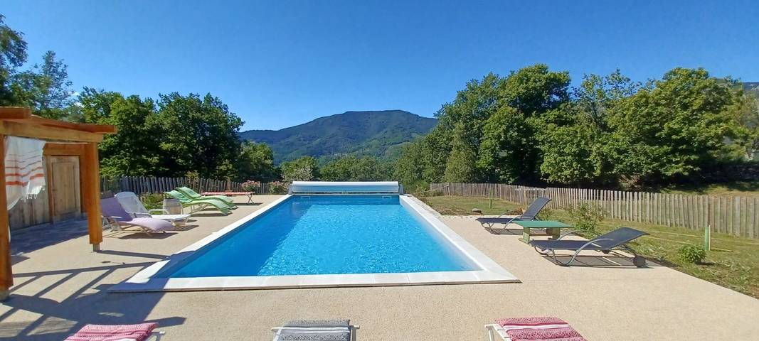 Gîte pour 6 personnes, avec terrasse ainsi que piscine et jardin