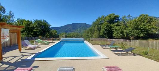 Gîte pour 6 personnes, avec terrasse ainsi que jardin et piscine à Jaujac