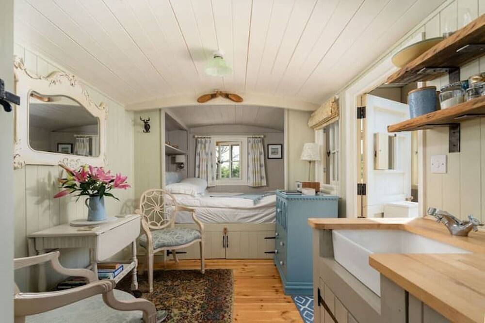 Woodstock Retreat Shepherd's Hut in Cornwall