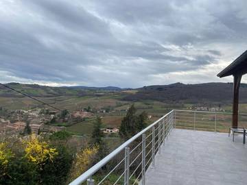 Gîte pour 6 personnes, avec terrasse à Leynes