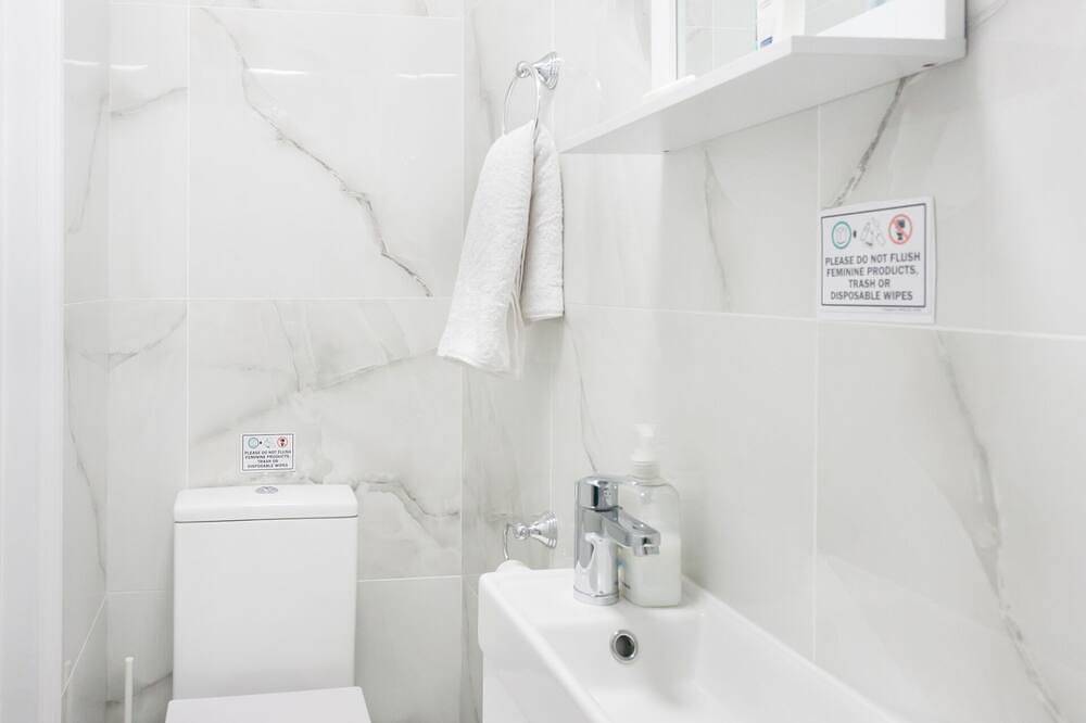 Twin Room with Shared Bathroom - 7- A in Camden, London