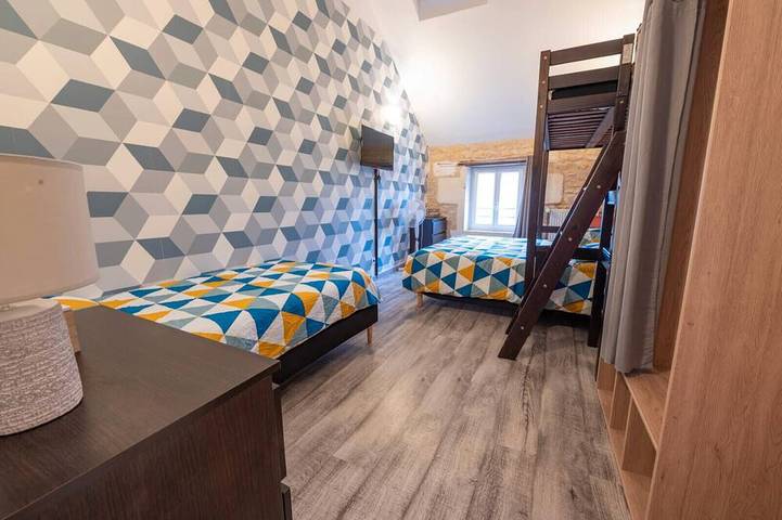 Gîte pour 8 personnes, avec piscine ainsi que terrasse et jardin à Brizambourg - 4