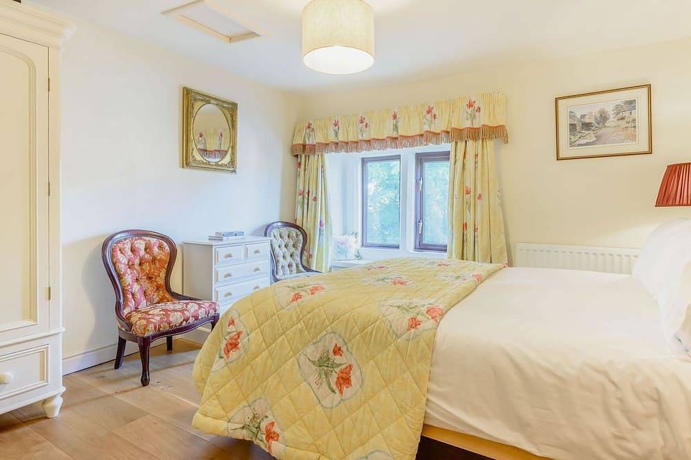 Mulberry Cottage, pet friendly, with open fire in Youlgreave in Youlgreave, Derbyshire