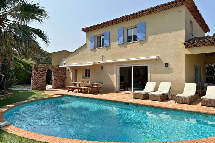 Gîte pour 8 personnes, avec piscine dans Plage de la Nartelle