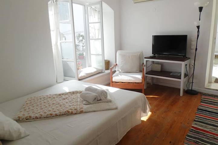 Location de vacances pour 3 personnes, avec terrasse, animaux acceptés à Hydra - 2