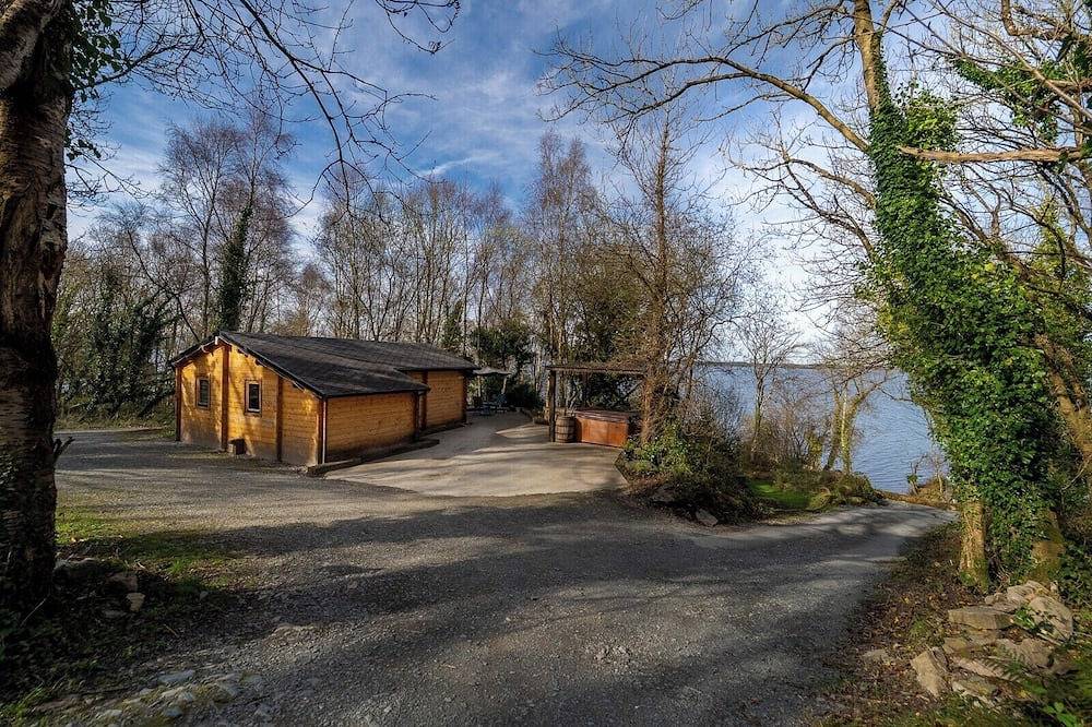 Log cabin on the lake - Sleeps 4 & jacuzzi in Nenagh, Lough Derg