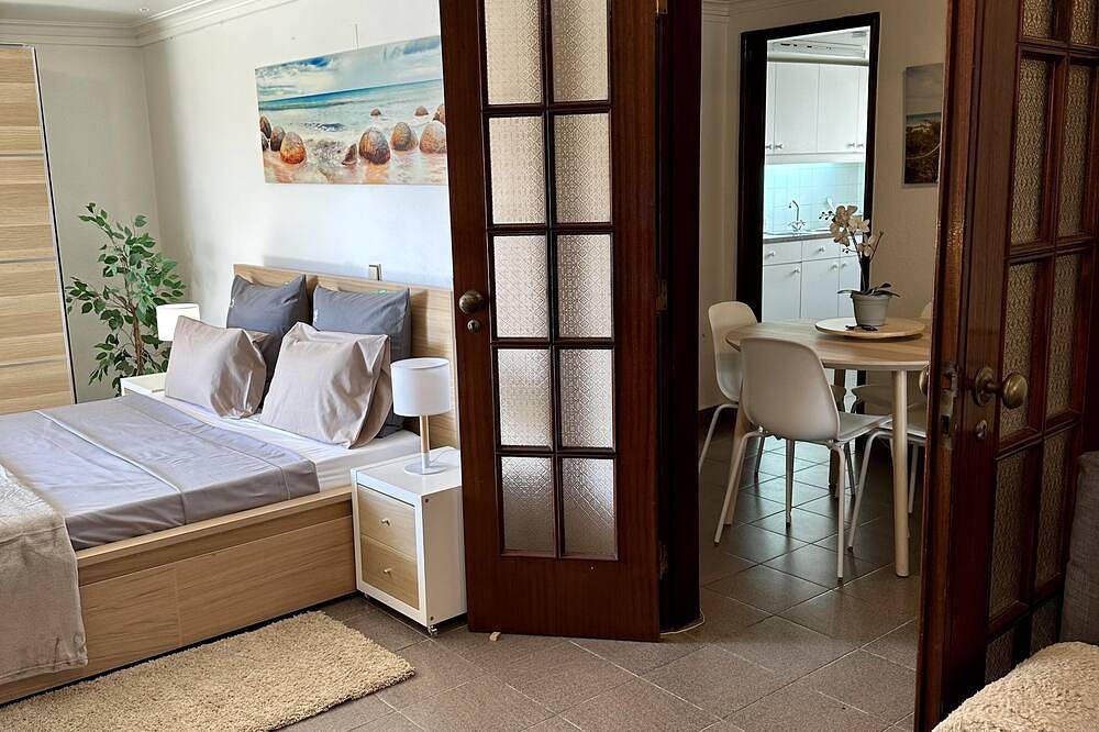 Cascais Quaint Cottage- Fully Equipped and Furnished Large Studio. Sleeps 2 or 4 in Alcabideche, Costa de Lisboa