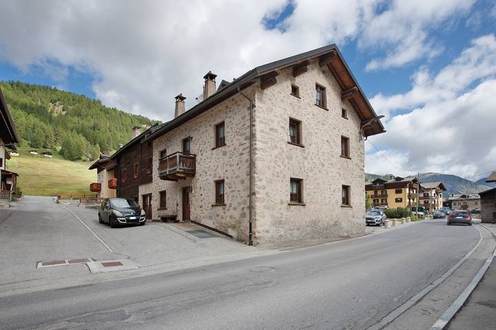 Entire apartment, Apartment 'Loredana 1' with Mountain View, Shared Garden and Wi-Fi in Livigno (Town), Livigno