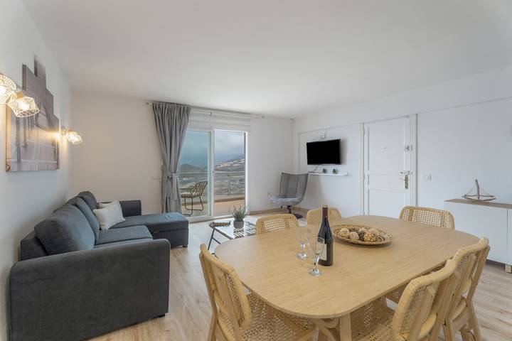 Apartamento entero, Vacaciones 'La Bahia' con impresionantes vistas a la montaña y al mar desde la terraza in Tabaiba, El Rosario