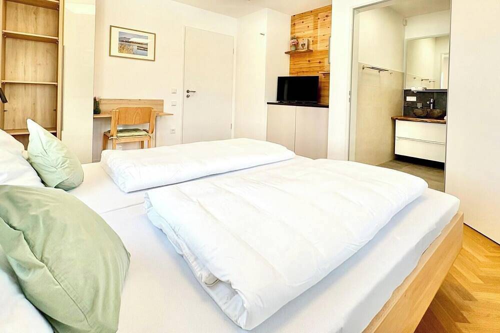 Ganze Wohnung, Ferienapartment mit 3 sep. Schlafzimmern und Bädern in Nußdorf, Chiemsee