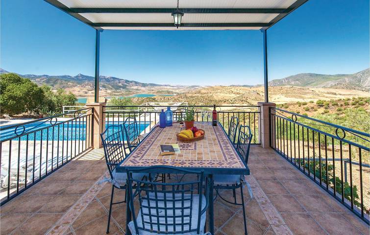 Apartamento con terraza junto a la piscina cerca de El Gastor in El Gastor, Pueblos Blancos