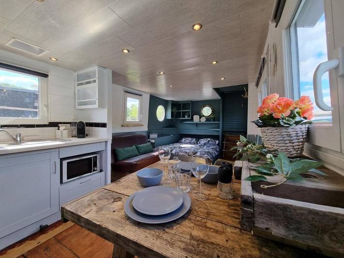 Bateau pour 3 personnes, avec terrasse, animaux acceptés dans 