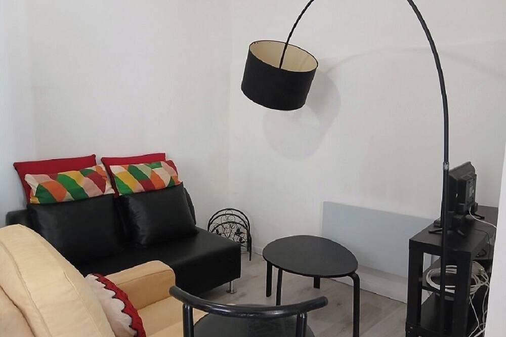 Entire apartment, Lovely apartment in village house, pedestrian street, right in the center of town. in Auriol, Mediterranean Coast (France)