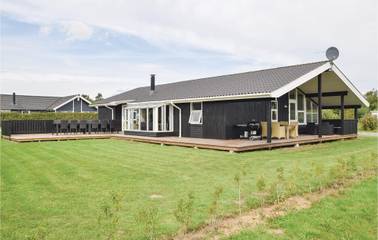 Ferienhaus für 12 Personen, mit Terrasse und Sauna sowie Whirlpool, mit Haustier in Pøt Strandby