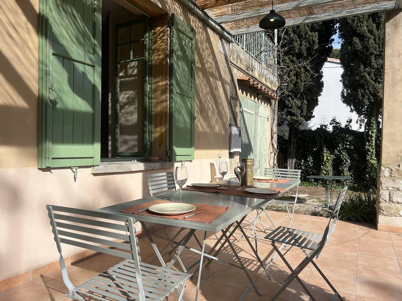 Appartement entier, Appartement calme avec jardin à 50m de la plage, Wifi, parking et équipements de qualité in La Ciotat, Région de Marseille