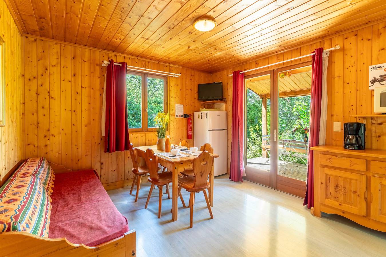 Chalet 'Gite Serpolet' mit Gemeinschaftspool, privater Terrasse und Wlan in Mirabel-aux-Baronnies, Nyons und Umgebung