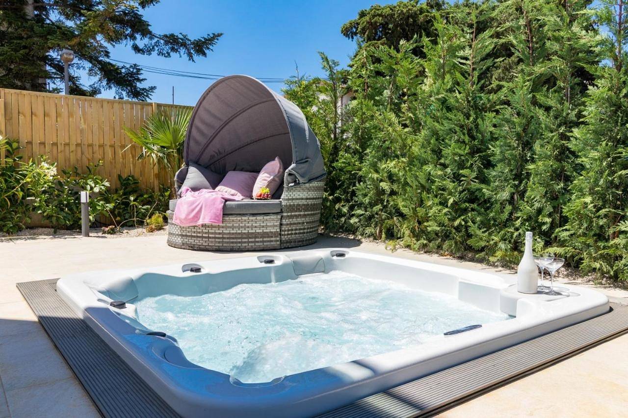 Villa Elena Deluxe mit Whirlpool und beheiztem Pool am Meer und wunderschönen Blick auf die Brijuni Inseln in Fazana, Südküste Istrien