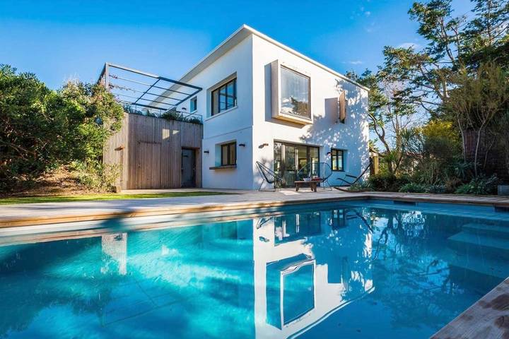 Location de vacances pour 10 personnes, avec Terrasse ainsi que Jardin et Piscine dans Plage d'Erretegia