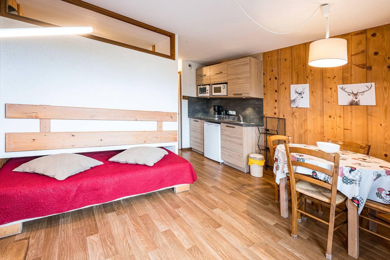 Studio entier, Studio '4 - La Bruyère' avec vue sur la montagne, jardin partagé et Wi-Fi in Cohennoz, Région d'Albertville