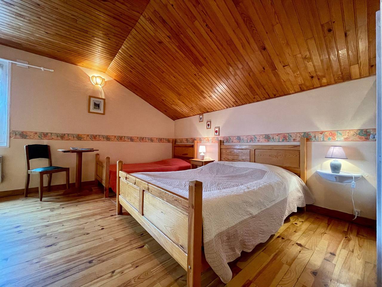 Chambre Saumon: Confort pour 4, Animaux Bienvenus in Alleyras, Massif central