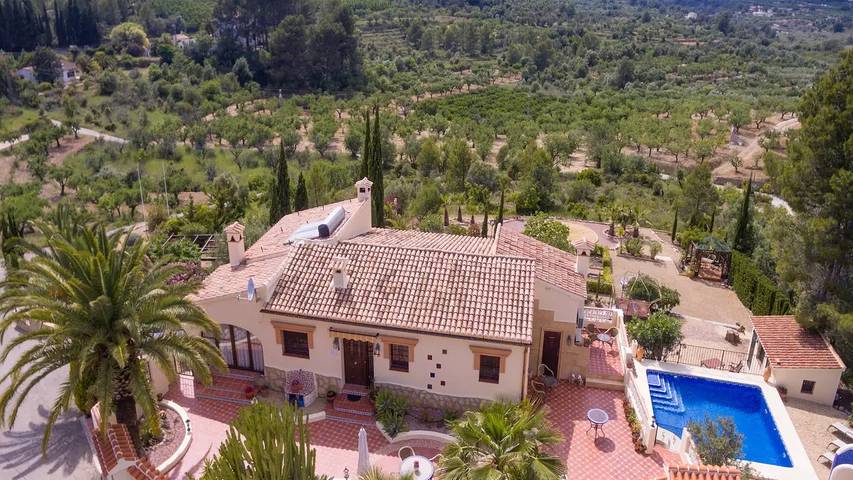 Villa pour 10 personnes, avec terrasse et jacuzzi ainsi que piscine et jardin à Orba