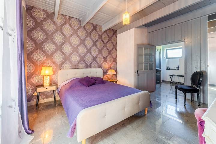 Guest House 'Double Supérieure' with Shared Pool, Private Terrace and Wi-Fi in Rasteau, Vaucluse
