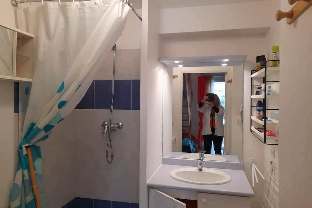 Well-situated estate in the heart of a beautiful region, with magnificent views over the valley. in Calvisson, Nimes region
