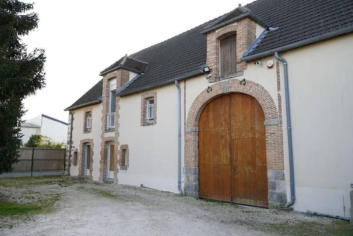 Location de vacances pour 12 personnes, avec Terrasse ainsi que Jardin et Piscine dans Lachy