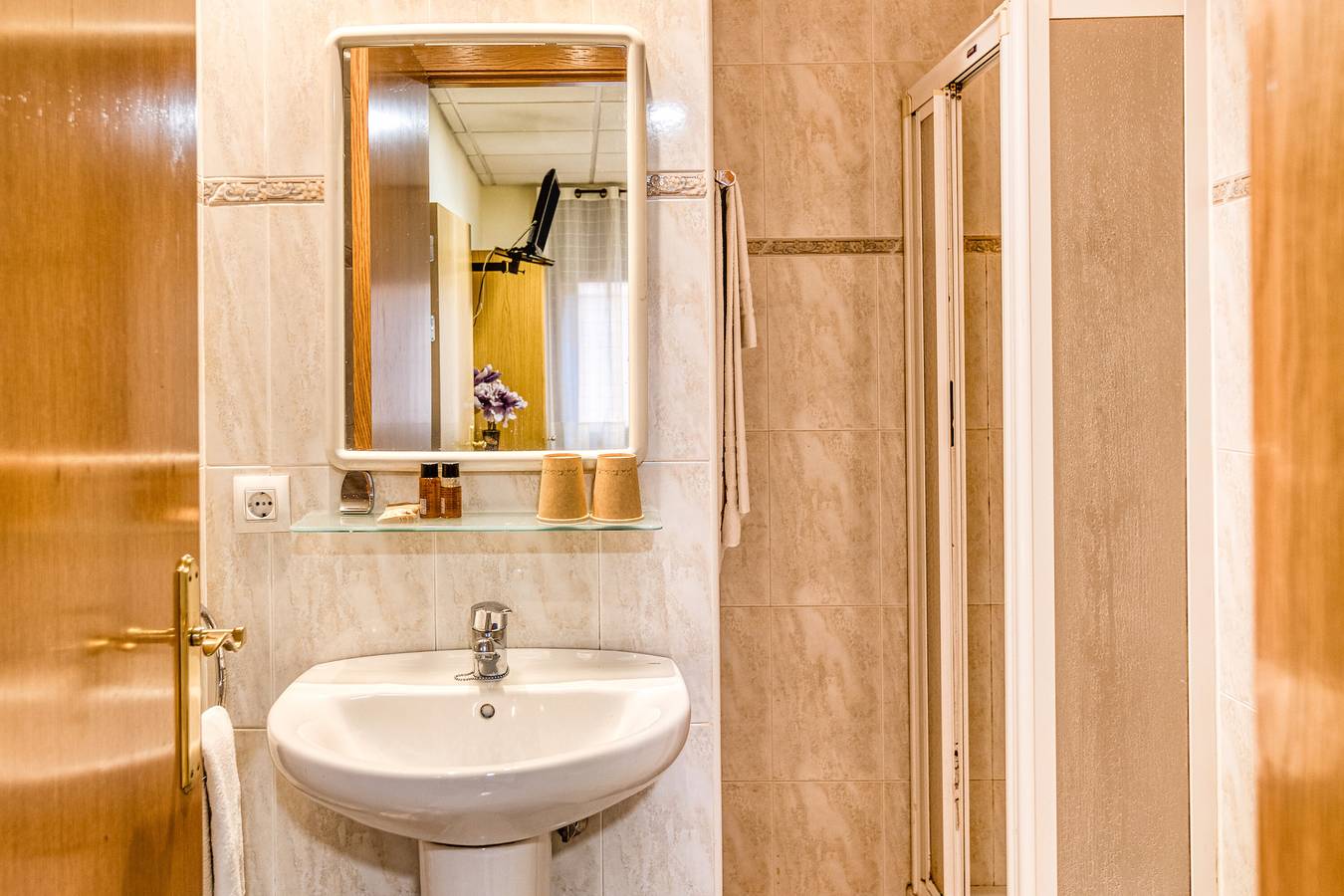 Bed and Breakfast 'Habitació Individual 1' con balcón, Wi-Fi y aire acondicionado in Figueras, Alt Empordà