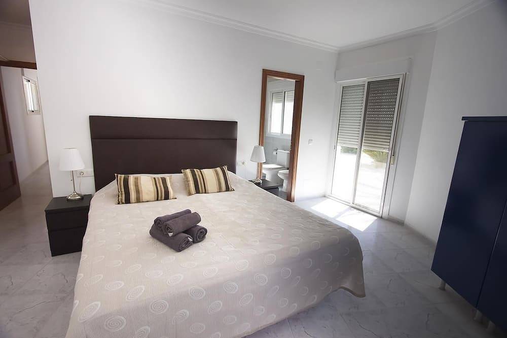 Villa 'Stunning  Near Velez-malaga' with Sea View, Wi-Fi and Air Conditioning in Arenas, Málaga Province