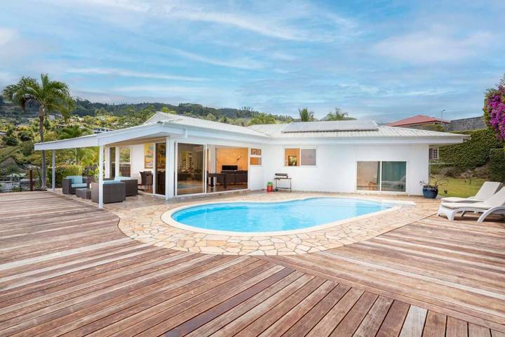 Villa pour 8 personnes, avec terrasse ainsi que jardin et piscine