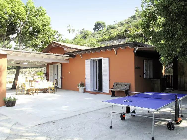Haus 4 Personen in Cipressa, Riviera di Ponente