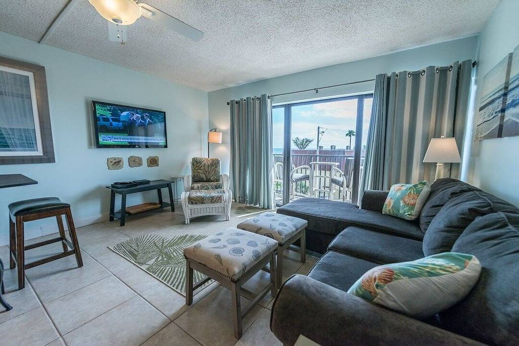 Ganze Wohnung, Wunderschön renovierte Einheit neben dem Cocoa Beach Pier mit Aussicht! in Cocoa Beach, Space Coast